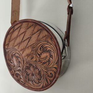Sac bandoulière rond en cuir repoussé main Ash and Hide, motif floral et géométrique western, diamètre 25cm.