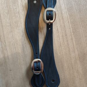 Paire de pattes d'éperons western en cuir noir de 3,5 mm avec surpiqûres bleues et boucles argentées.